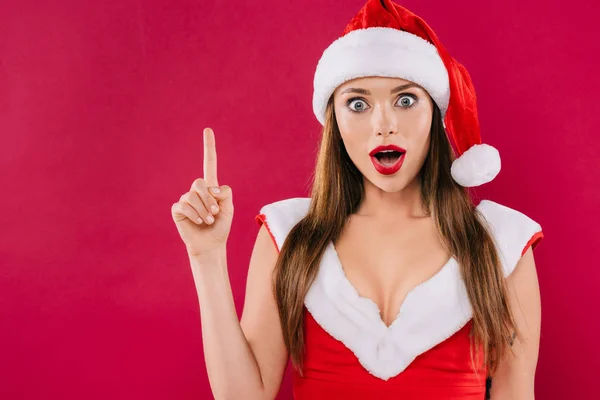 Schockiert Sexy Schöne Weihnachtsmädchen Zeigt Idee Geste Isoliert Auf Burgund — Stockfoto