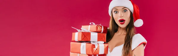 Σοκαρισμένη Σέξι Όμορφο Κορίτσι Σάντα Κρατώντας Κουτιά Δώρο Απομονώνονται Μπορντό — Φωτογραφία Αρχείου