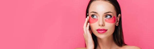 Bela Mulher Tocando Olho Remendo Rosto Isolado Rosa Tiro Panorâmico — Fotografia de Stock