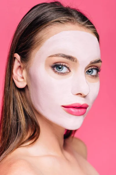ピンク色に隔離された顔のマスクの裸の美しい女性 — ストック写真