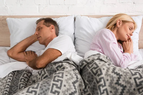 Mature Couple Sleeping Back Back Bed — Stockfoto