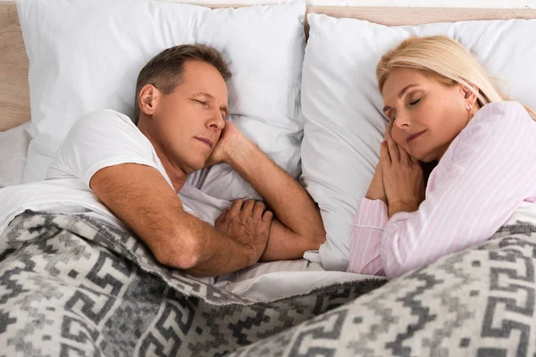 Mature Couple Sleeping Bed Together — Stockfoto