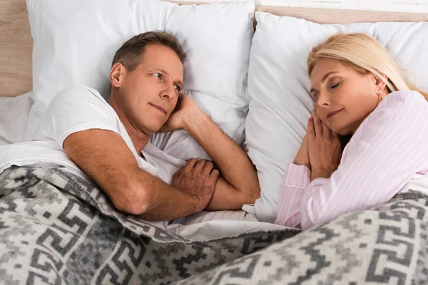Man Looking Sleeping Wife Bed — Stock Photo, Image