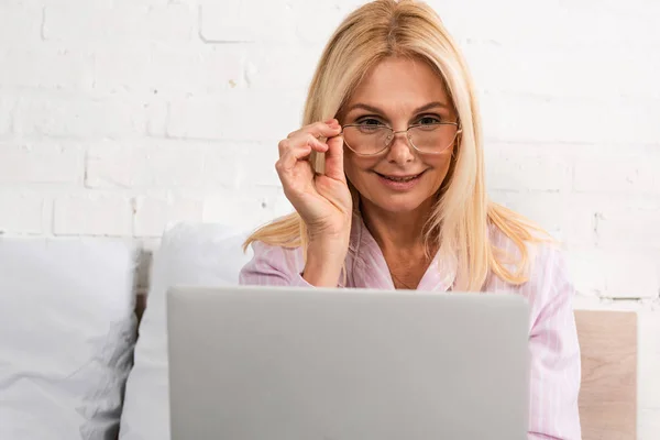 Smiling Woman Eyeglasses Using Laptop Bed — Stock Photo, Image