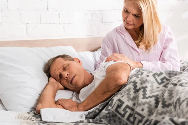 Mulher Preocupada Acordando Ronco Marido Cama — Fotografia de Stock