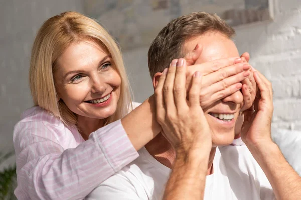 Wanita Tersenyum Menutupi Wajah Suami Dengan Tangan Rumah — Stok Foto