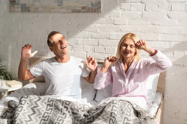 Gülümseyen Bir Çift Sabah Uyanır Yatakta Gerinir — Stok fotoğraf