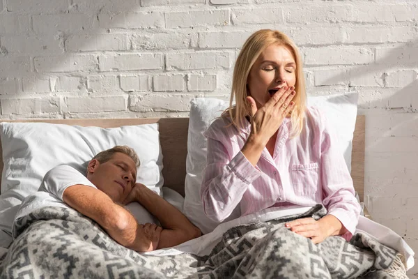 Woman Yawning Sleeping Husband Bed — Stock Photo, Image