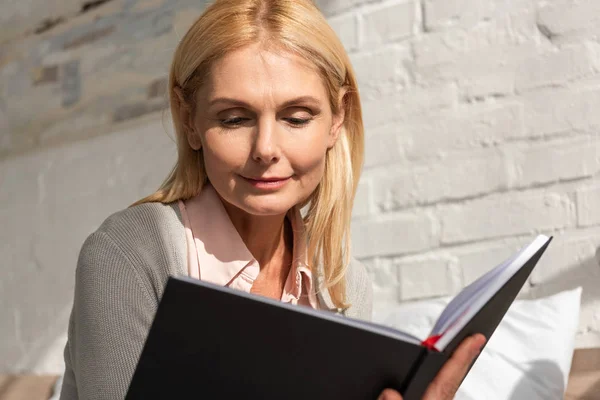 Vista Basso Angolo Donna Che Legge Notebook Casa — Foto Stock