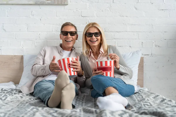 Lächelndes Paar Gläsern Mit Popcorn Eimern Auf Dem Bett — Stockfoto