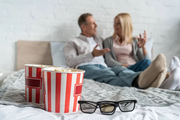 Enfoque Selectivo Cubos Palomitas Maíz Gafas Con Pareja Parlante Cama — Foto de Stock