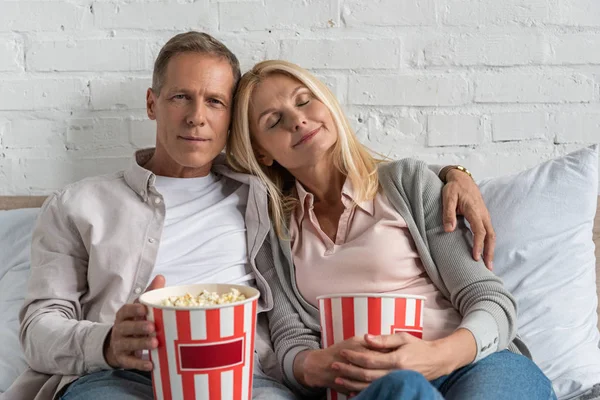 Paar Hält Popcorn Eimer Der Hand Und Sitzt Auf Bett — Stockfoto