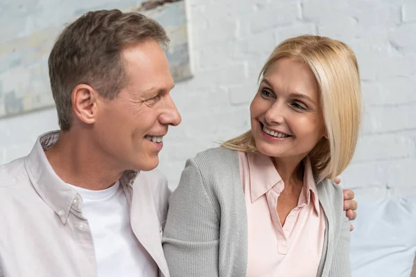 Sorrindo Casal Olhando Para Outro Casa — Fotografia de Stock