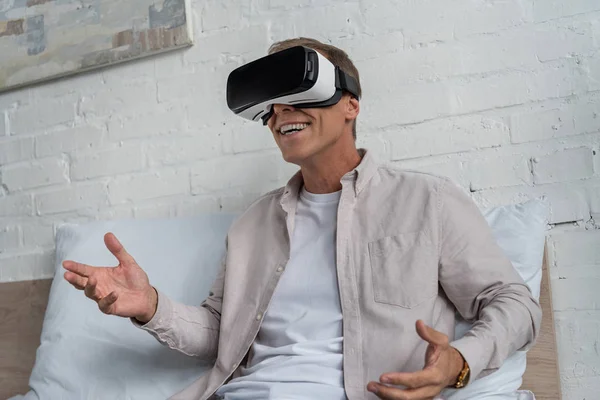 Smiling Man Virtual Reality Headset Playing Video Game Bed — Stock Photo, Image