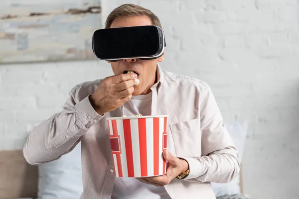 Чоловік Гарнітурі Віртуальної Реальності Їсть Попкорн Ліжку — стокове фото