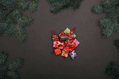 En iyi noel hediye kutuları siyah ladin dalları ile