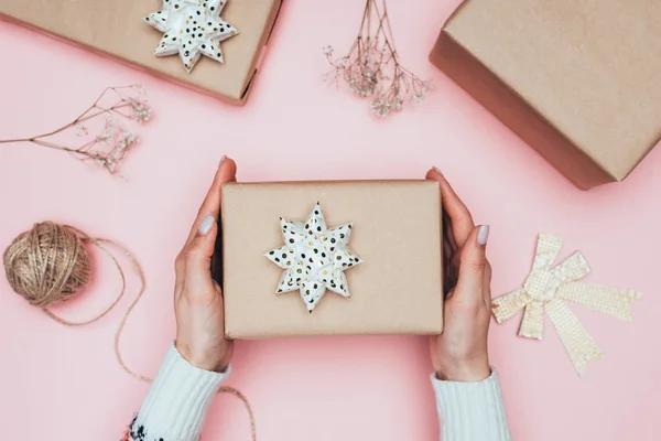 Cropped View Woman Packing Christmas Presents Craft Paper Twine Flowers — Stock Photo, Image