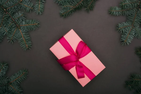 Siyah Dallı Pembe Noel Hediyesinin Üst Görüntüsü — Stok fotoğraf