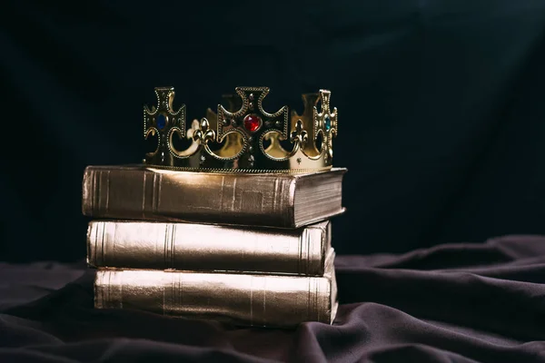 Oude Gouden Kroon Met Edelstenen Boeken Zwarte Doek — Stockfoto