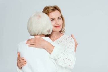 Gri renkte izole edilmiş gülümseyen bir annenin arka plan görüntüsü. 