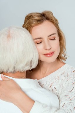 Gri renkte izole edilmiş gülümseyen bir annenin arka plan görüntüsü. 