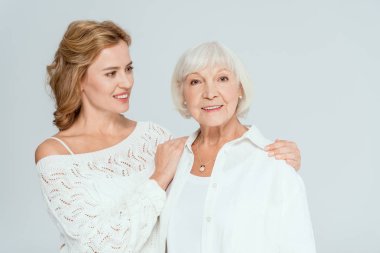 Süveter giyen, gülümseyen güzel kız. Gri saçlı, yalnız bir anne. 