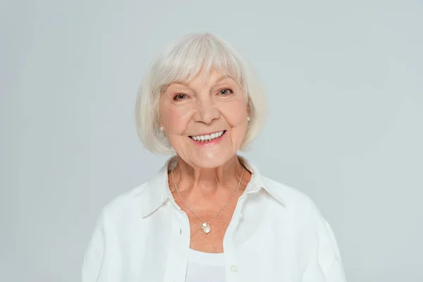 Mulher Atraente Sorridente Olhando Para Câmera Isolada Cinza — Fotografia de Stock