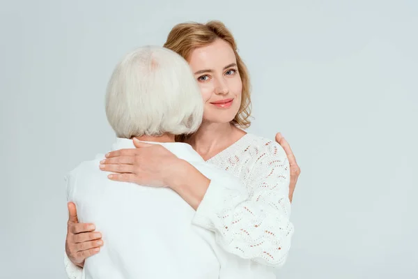 Indietro Vista Madre Abbraccio Sorridente Figlia Isolata Grigio — Foto Stock