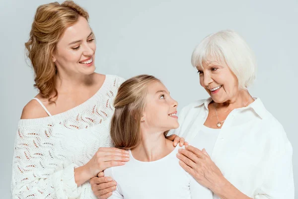 Mère Grand Mère Souriantes Embrassant Petite Fille Isolée Sur Gris — Photo