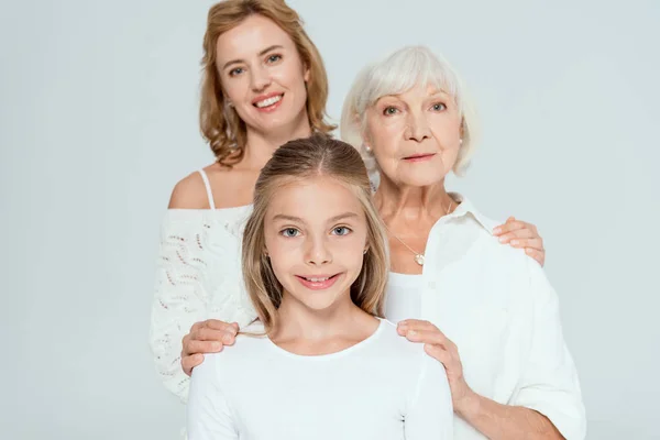 Leende Mor Mormor Och Barnbarn Kramas Isolerad Grått — Stockfoto