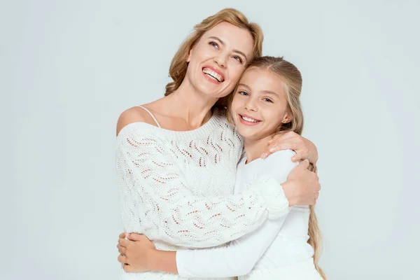 Atractiva Madre Abrazando Sonriente Hija Mirando Hacia Arriba Aislado Gris — Foto de Stock