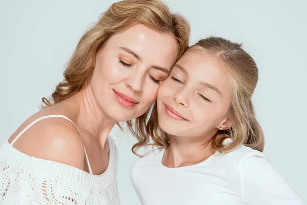 Sonrientes Madre Hija Con Los Ojos Cerrados Aislados Gris — Foto de Stock