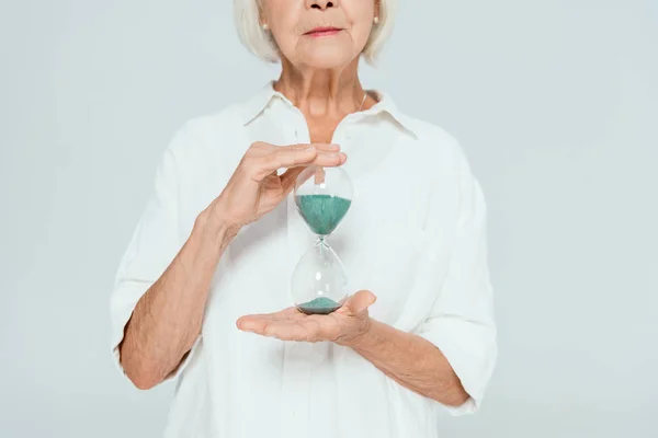 Bijgesneden Zicht Vrouw Met Zandloper Geïsoleerd Grijs — Stockfoto