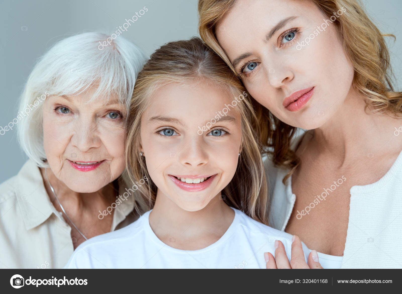 Мать Бабушка Улыбающаяся Внучка Смотрят Камеру