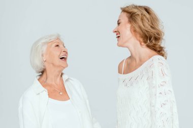 Çekici anne ve kızı Griler üzerinde birbirlerine gülümseyip bakıyorlar. 