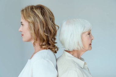 Gri üzerine izole edilmiş anne ve kızın yan görüntüsü 