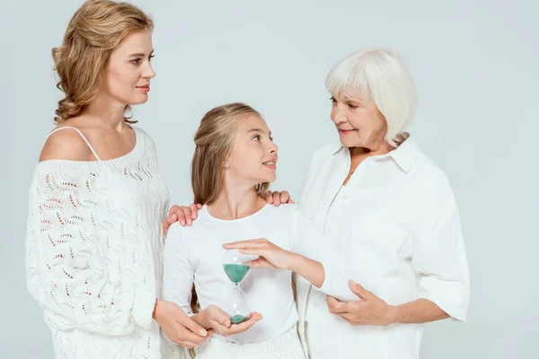 Sonriente Madre Abuela Abrazando Nieta Con Reloj Arena Aislado Gris — Foto de Stock