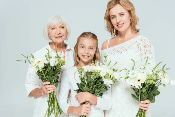 Lächelnde Enkelin Mutter Und Großmutter Mit Blumensträußen Grau — Stockfoto