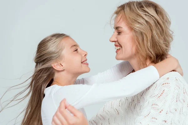 Vista Lateral Madre Hija Sonrientes Abrazos Aislados Gris —  Fotos de Stock
