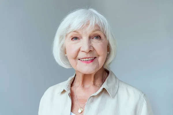 Aantrekkelijke Lachende Vrouw Kijken Naar Camera Geïsoleerd Grijs — Stockfoto