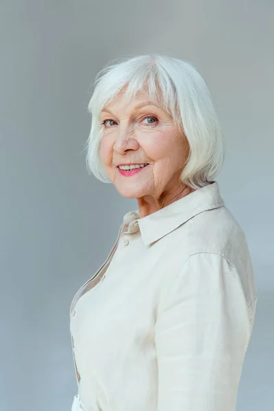 Mulher Atraente Sorridente Olhando Para Câmera Isolada Cinza — Fotografia de Stock