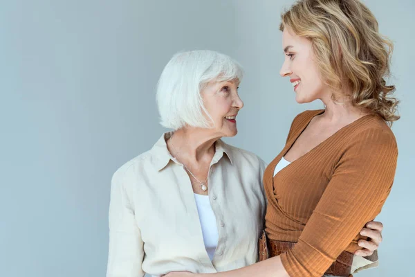 Leende Mor Och Dotter Kramas Och Tittar Varandra Isolerade Grått — Stockfoto