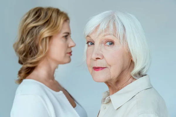 Selektivt Fokus Mamma Tittar Kamera Och Dotter Bakgrund Isolerad Grå — Stockfoto