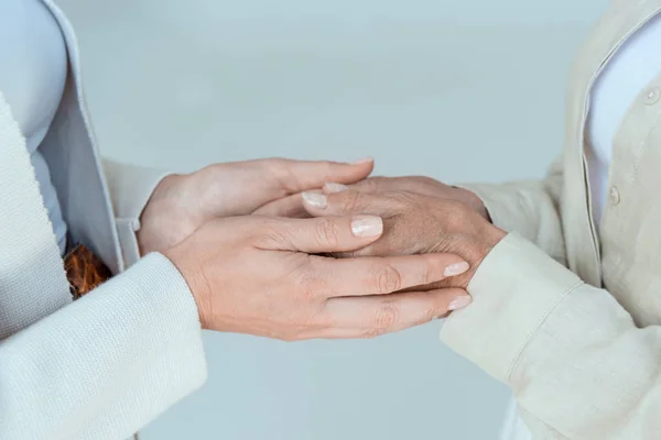 Beskärd Mor Och Dotter Håller Händerna Isolerade Grå — Stockfoto