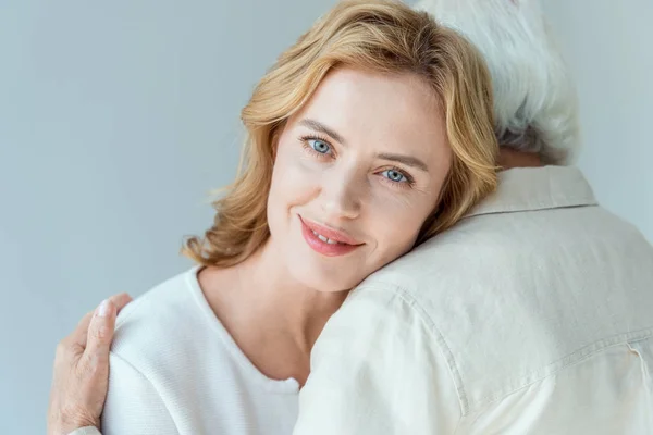 Vista Trasera Madre Abrazando Sonriente Hija Aislada Gris — Foto de Stock