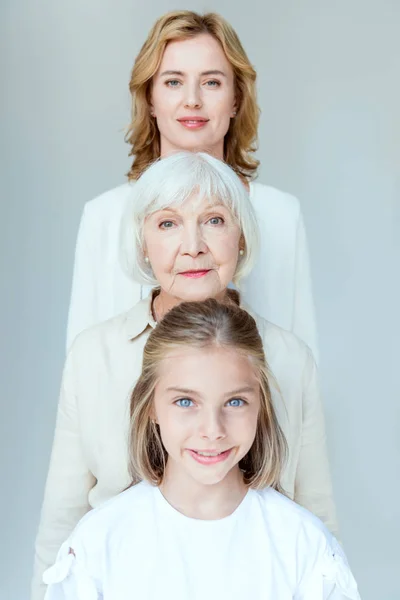 Lächelnde Enkelin Großmutter Und Mutter Blicken Vereinzelt Die Kamera Auf — Stockfoto