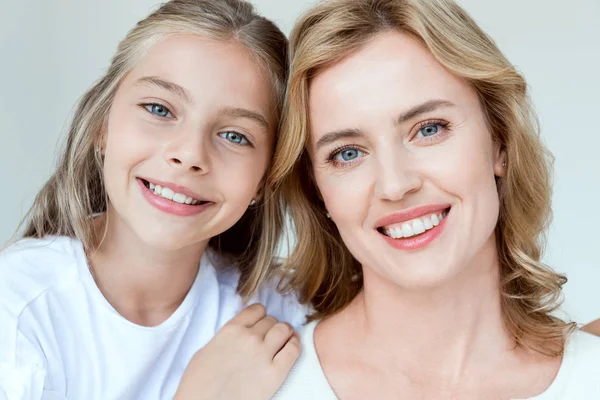 Atractiva Madre Hija Sonriente Mirando Cámara Aislada Gris — Foto de Stock