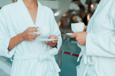 Beyaz bornozlu arkadaşların kaplıcada bardak tutmaları. 