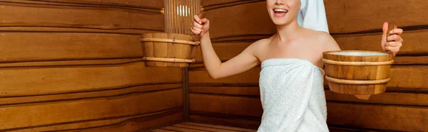 Plano Panorámico Mujer Sonriente Toallas Sosteniendo Bañeras Sauna — Foto de Stock