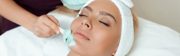 Vista Ritagliata Cosmetologo Applicare Maschera Viso Sulla Donna Attraente Spa — Foto Stock